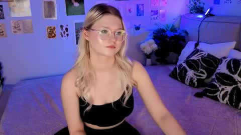 lunariafox online show from April 18, 7:58 pm