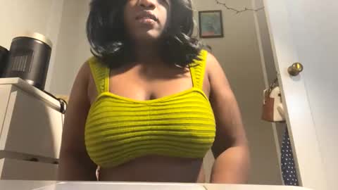 lunarnoelle online show from February 18, 2:33 am