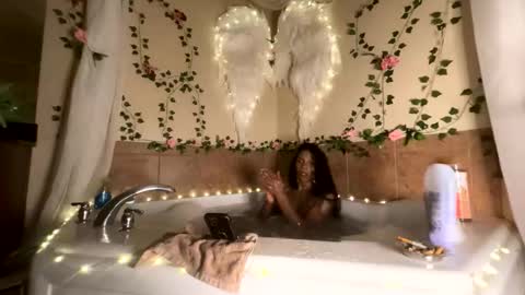 Snapshot of luvvlee chatting on October 24, 8:31 pm luvvlee online show from October 24, 8:31 pm