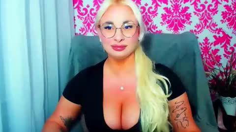 Luxuriaa online show from April 26, 7:33 pm