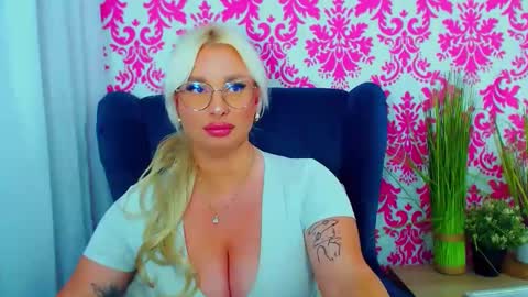 Luxuriaa online show from December 30, 6:05 pm