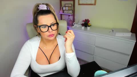 Snapshot of luxxx_diana chatting on February 25, 1:53 pm Diana online show from February 25, 1:53 pm