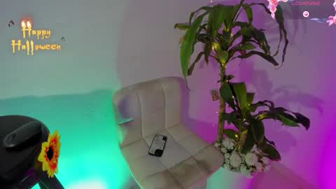 Snapshot of m1lk_choc chatting on October 9, 9:31 pm Mila online show from October 9, 9:31 pm