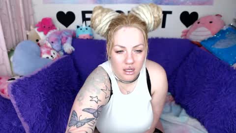 Mackenzie Wolfe online show from April 17, 4:37 am