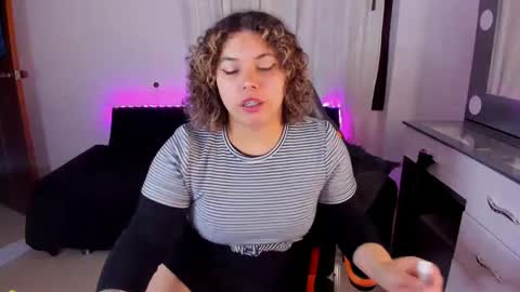 Snapshot of madelaine_taylor chatting on December 12, 11:36 pm madelaine_taylor online show from December 12, 11:36 pm