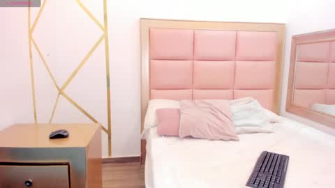 Snapshot of mady_edwards chatting on December 15, 3:34 am Mady online show from December 15, 3:34 am