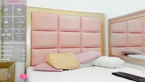 Snapshot of mady_edwards chatting on January 18, 9:24 am Mady online show from January 18, 9:24 am