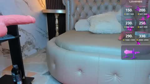 Snapshot of maeve_bigboobs chatting on September 10, 2:23 am Mae online show from September 10, 2:23 am