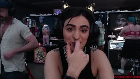 Snapshot of maevemads chatting on February 2, 10:06 pm Meaves online show from February 2, 10:06 pm