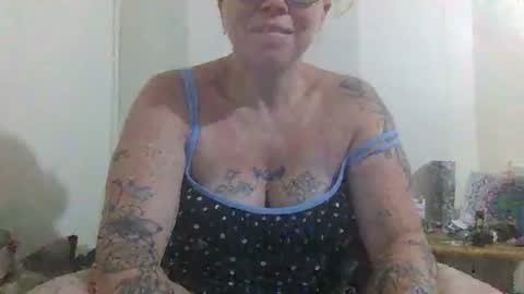 Snapshot of make_me_cum_69x chatting on October 27, 6:19 pm make_me_cum_69x online show from October 27, 6:19 pm