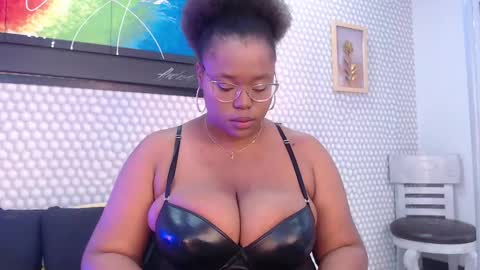 Snapshot of makena_gh chatting on February 24, 5:00 am makena online show from February 24, 5:00 am