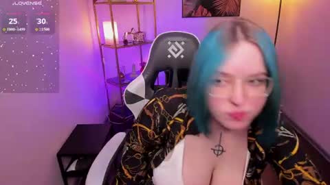 manic_pixie_ online show from July 22, 3:25 pm