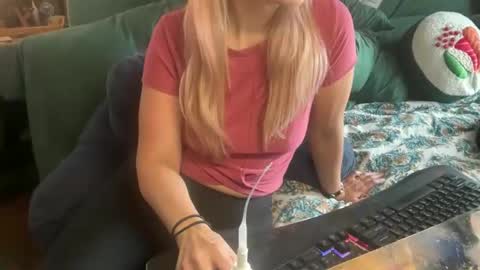 Elle online show from February 3, 4:33 pm