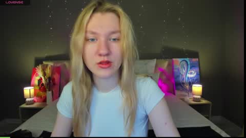 Snapshot of mariel_brown chatting on October 21, 9:25 am mariel_brown online show from October 21, 9:25 am