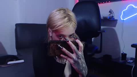 Snapshot of mary_janness chatting on February 17, 3:22 pm                      100   online show from February 17, 3:22 pm