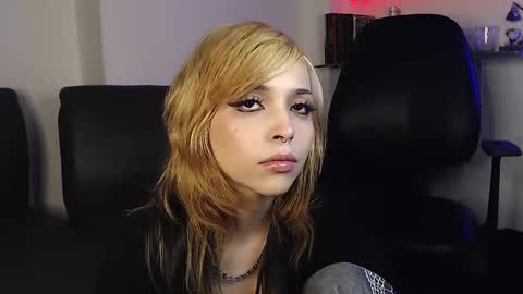 Snapshot of mary_janness chatting on February 17, 9:32 pm                      100   online show from February 17, 9:32 pm