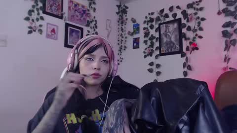 Snapshot of mary_janness chatting on January 2, 6:34 pm                      100   online show from January 2, 6:34 pm