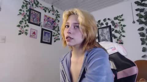 Snapshot of mary_janness chatting on January 17, 1:47 am                      100   online show from January 17, 1:47 am