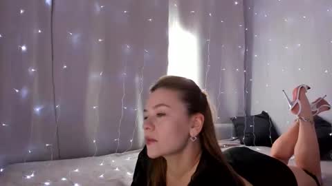 Snapshot of mary_julia chatting on October 2, 10:19 pm Julia online show from October 2, 10:19 pm