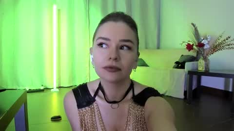 Snapshot of mary_julia chatting on October 21, 9:40 pm Julia online show from October 21, 9:40 pm