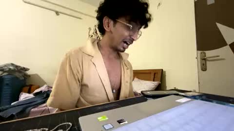 maskboyz2003 online show from October 25, 8:02 am