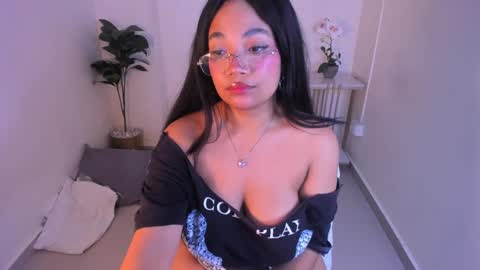 Snapshot of mathilde_lina chatting on October 10, 4:29 am Mathilde  online show from October 10, 4:29 am