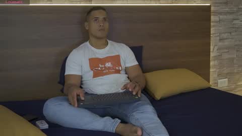 maximoswell online show from March 7, 3:50 am