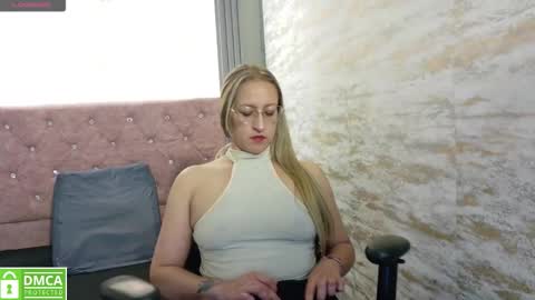 Snapshot of maya25_ chatting on October 18, 2:16 am Maya online show from October 18, 2:16 am
