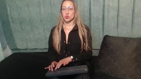 Snapshot of maya25_ chatting on September 21, 12:09 pm Maya online show from September 21, 12:09 pm