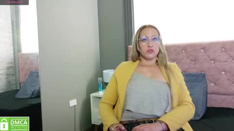 Snapshot of maya25_ chatting on October 19, 4:06 am Maya online show from October 19, 4:06 am