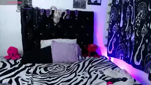 Snapshot of mayaredd chatting on October 2, 4:33 am mayaredd online show from October 2, 4:33 am