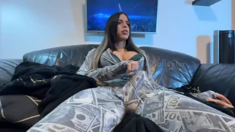   online show from December 4, 5:23 pm