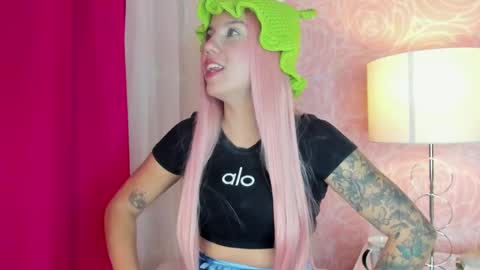 Melanie Roux online show from November 7, 8:00 pm