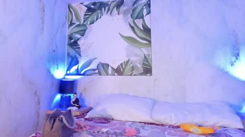 Melanie Roux online show from April 21, 8:05 pm