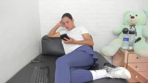 melannie roses online show from April 21, 2:04 am