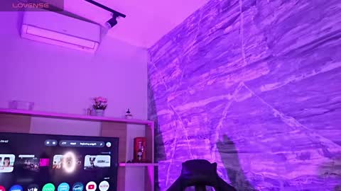 MelanyLuv online show from April 5, 9:45 pm