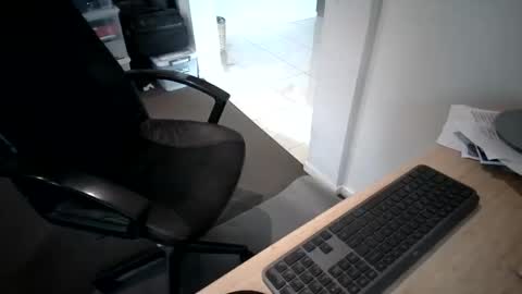 melbguy_075 online show from April 29, 6:40 am