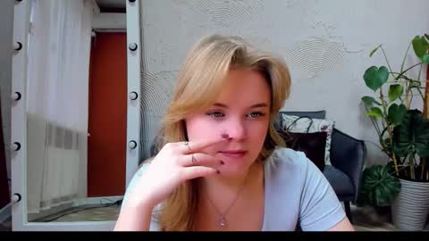 Snapshot of melissa_199 chatting on October 23, 12:28 pm Sophia online show from October 23, 12:28 pm