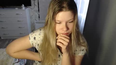 Snapshot of melissa__ray chatting on February 19, 10:45 am Melissa  Ray online show from February 19, 10:45 am