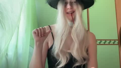 cutebutnyet online show from April 17, 7:33 am