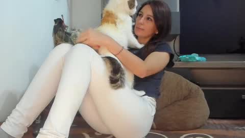 Snapshot of mellbell_ chatting on February 21, 11:32 pm MellyMell online show from February 21, 11:32 pm