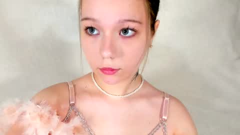 MelMooon online show from February 6, 6:21 pm