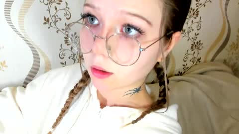 MelMooon online show from October 30, 7:03 pm