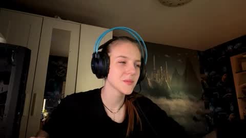 Hi Im Aria 18 years old online show from October 12, 12:53 pm