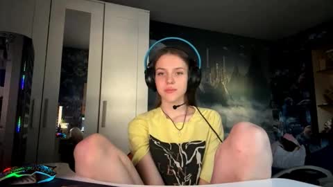 Hi Im Aria 18 years old online show from October 20, 12:10 pm