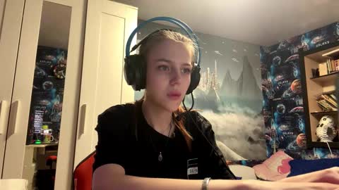 Hi Im Aria 18 years old online show from October 10, 12:33 pm