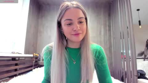 Mia online show from December 4, 3:17 am