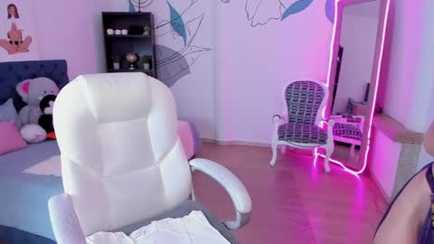 Mia online show from May 6, 8:15 pm