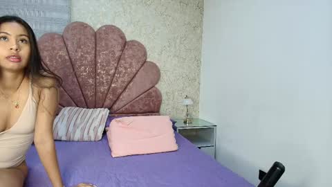 Mia  online show from April 12, 3:10 am