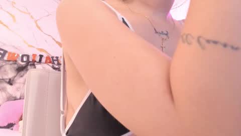 Snapshot of mia_jonnees chatting on October 22, 12:18 pm online show from October 22, 12:18 pm